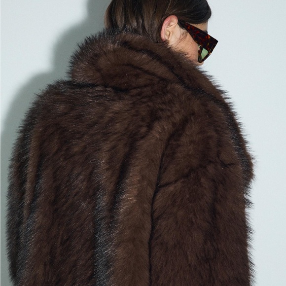 Stradivarius cropped faux fur jacket. Brown - Picture 6 of 7